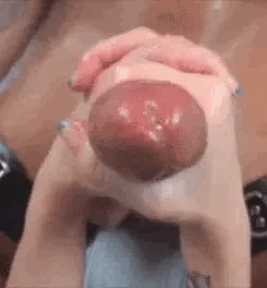 נערת ליווי שותה זרע חם בפה